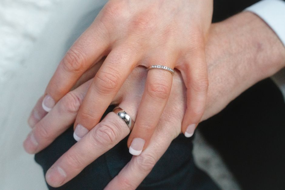 Manos de pareja con alianzas