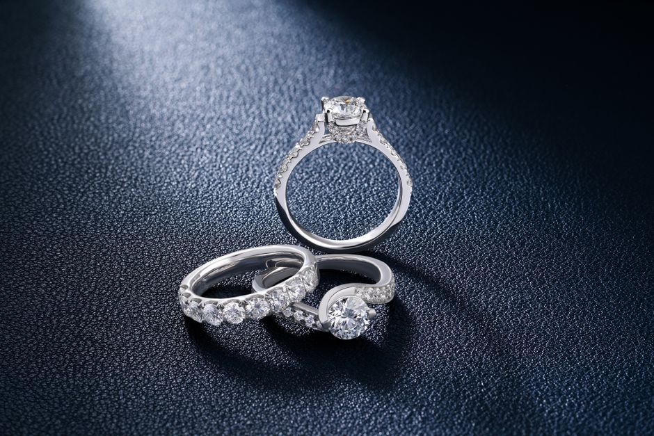 Anillos con diamantes sobre fondo azul