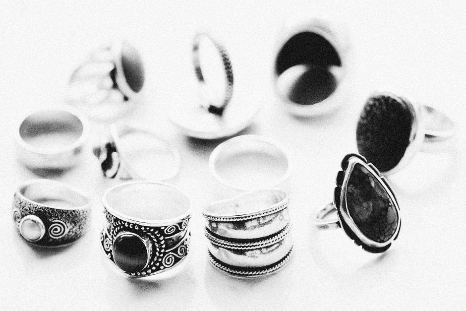 Varios anillos de plata sobre fondo blanco